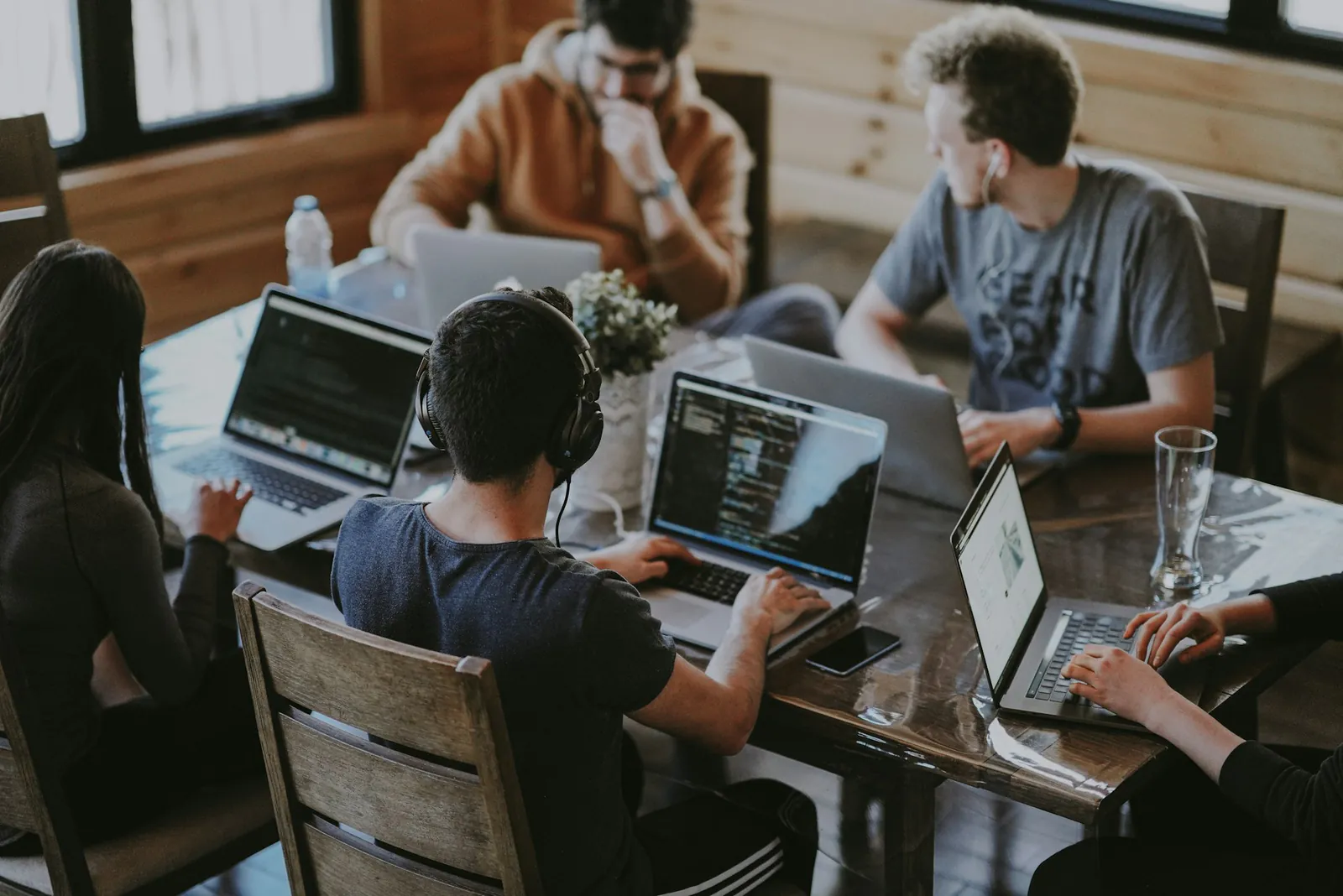 Das weQon-Team – Ingenieure, Strategen und Visionäre aus Lübeck, die KMU und Bildungseinrichtungen in die digitale Souveränität führen.